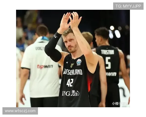 塞尔维亚全队合影约基奇严肃站立聚焦冲击欧锦赛冠军目标